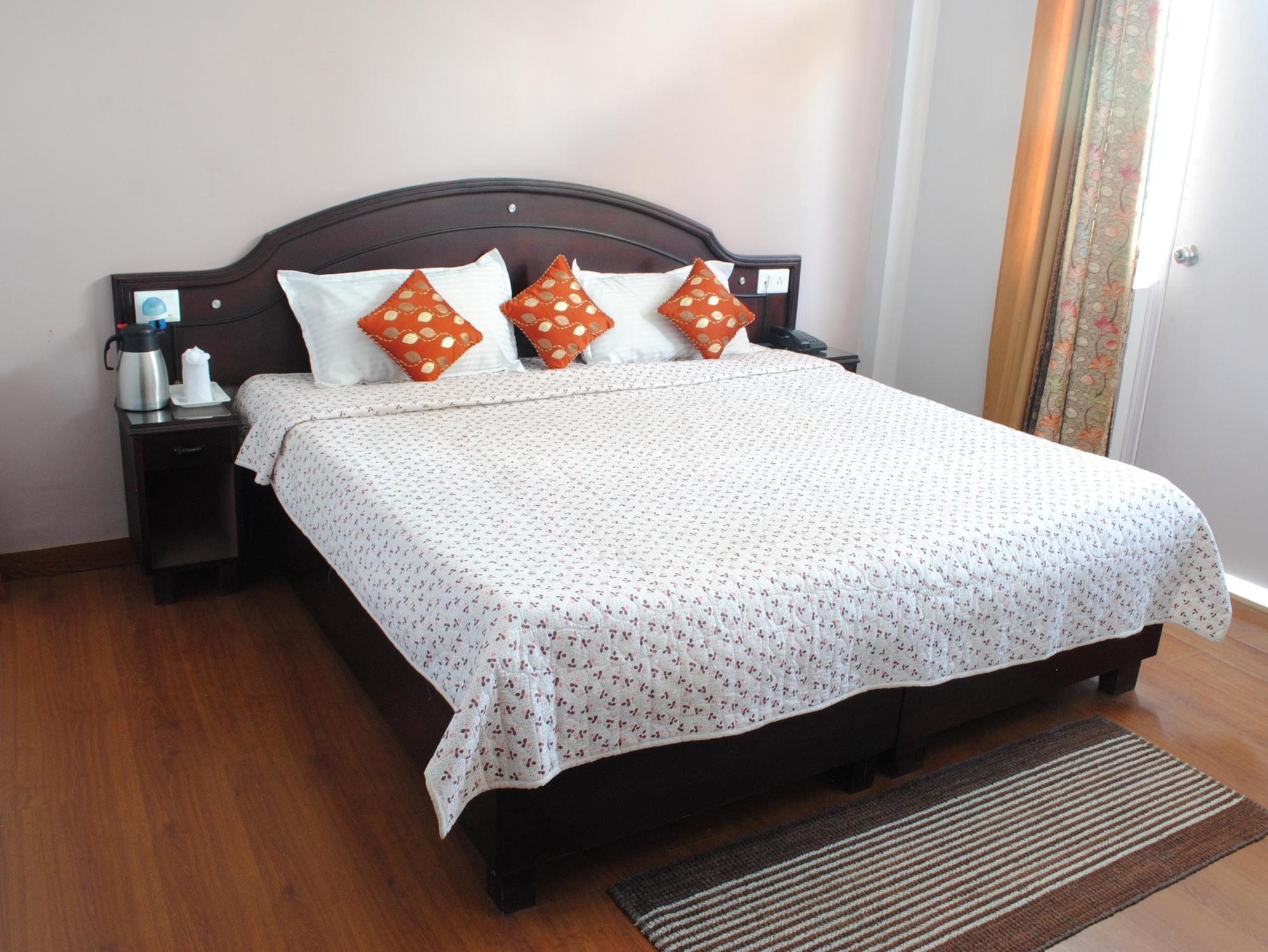 Clarks Inn Binsar Buitenkant foto