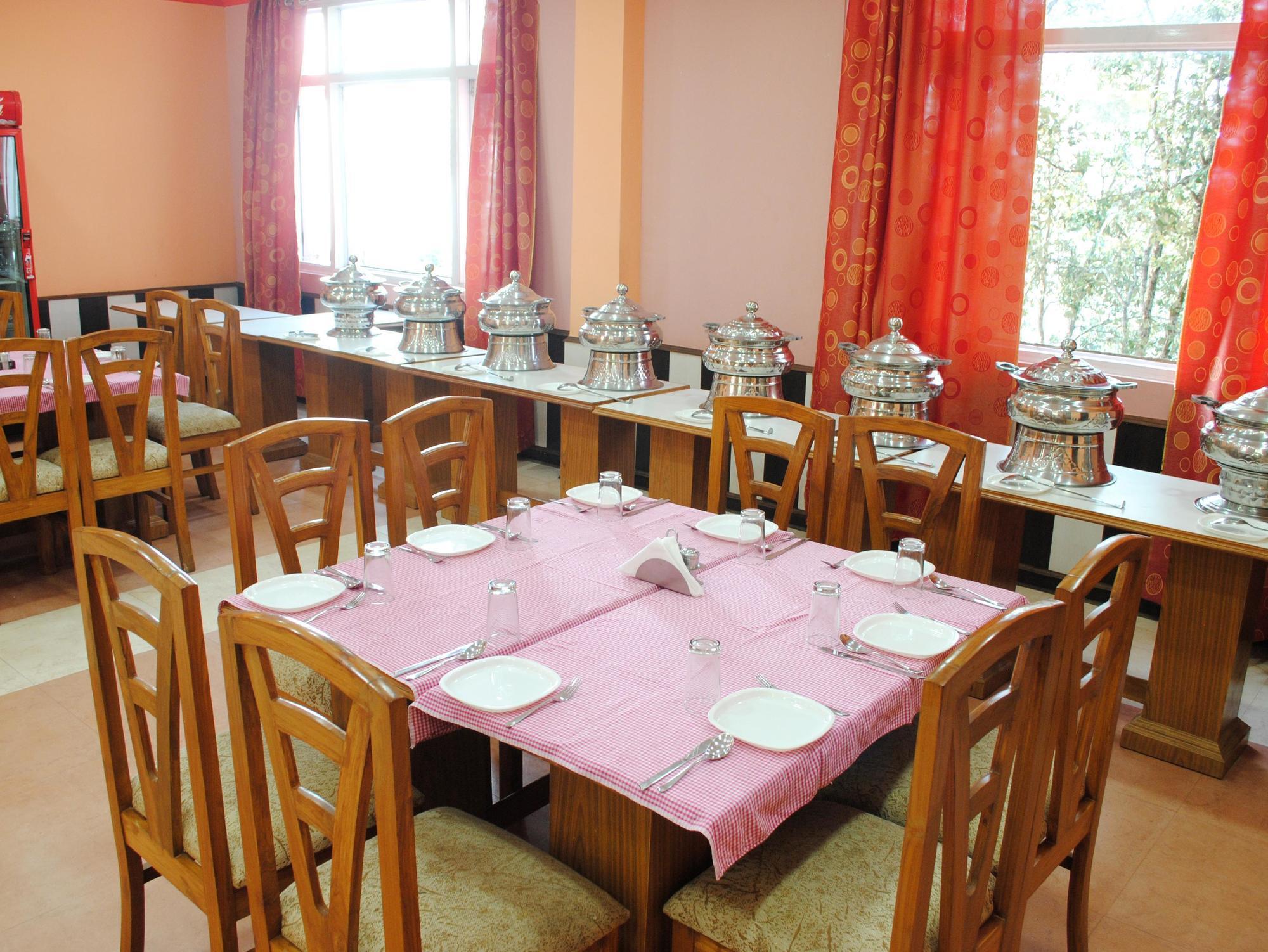 Clarks Inn Binsar Buitenkant foto